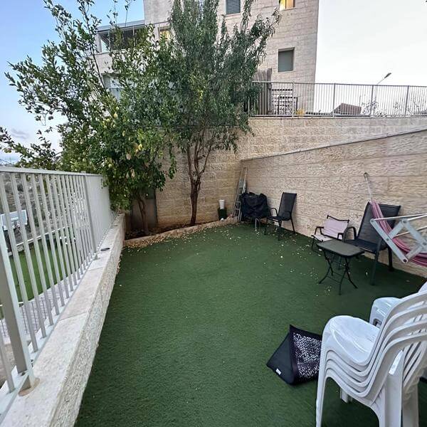 דירת גן למכירה באפרת בשכונת הזית - מבט על החצר